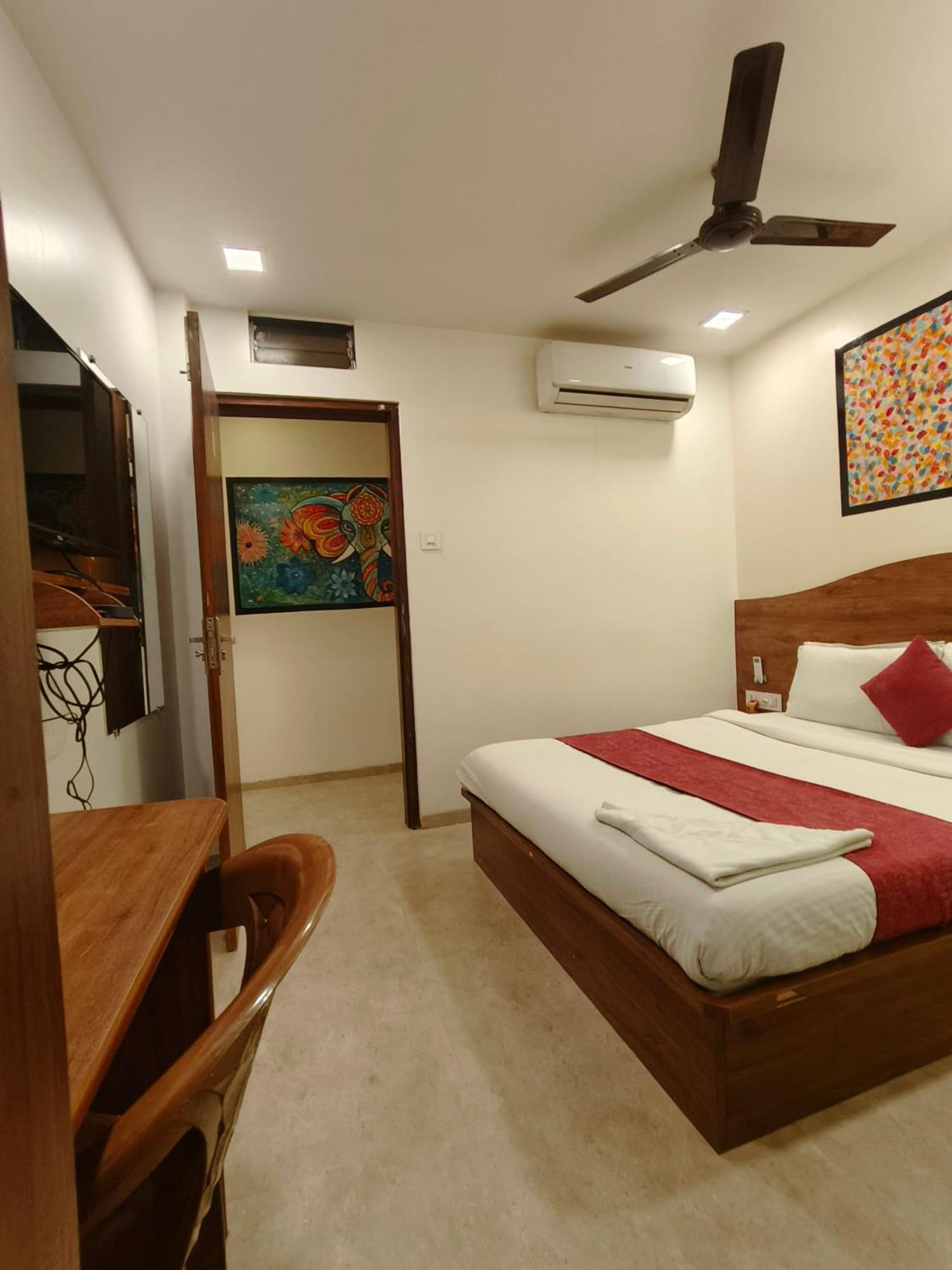 Hotel Beach Crown Juhu Mumbai Exterior photo