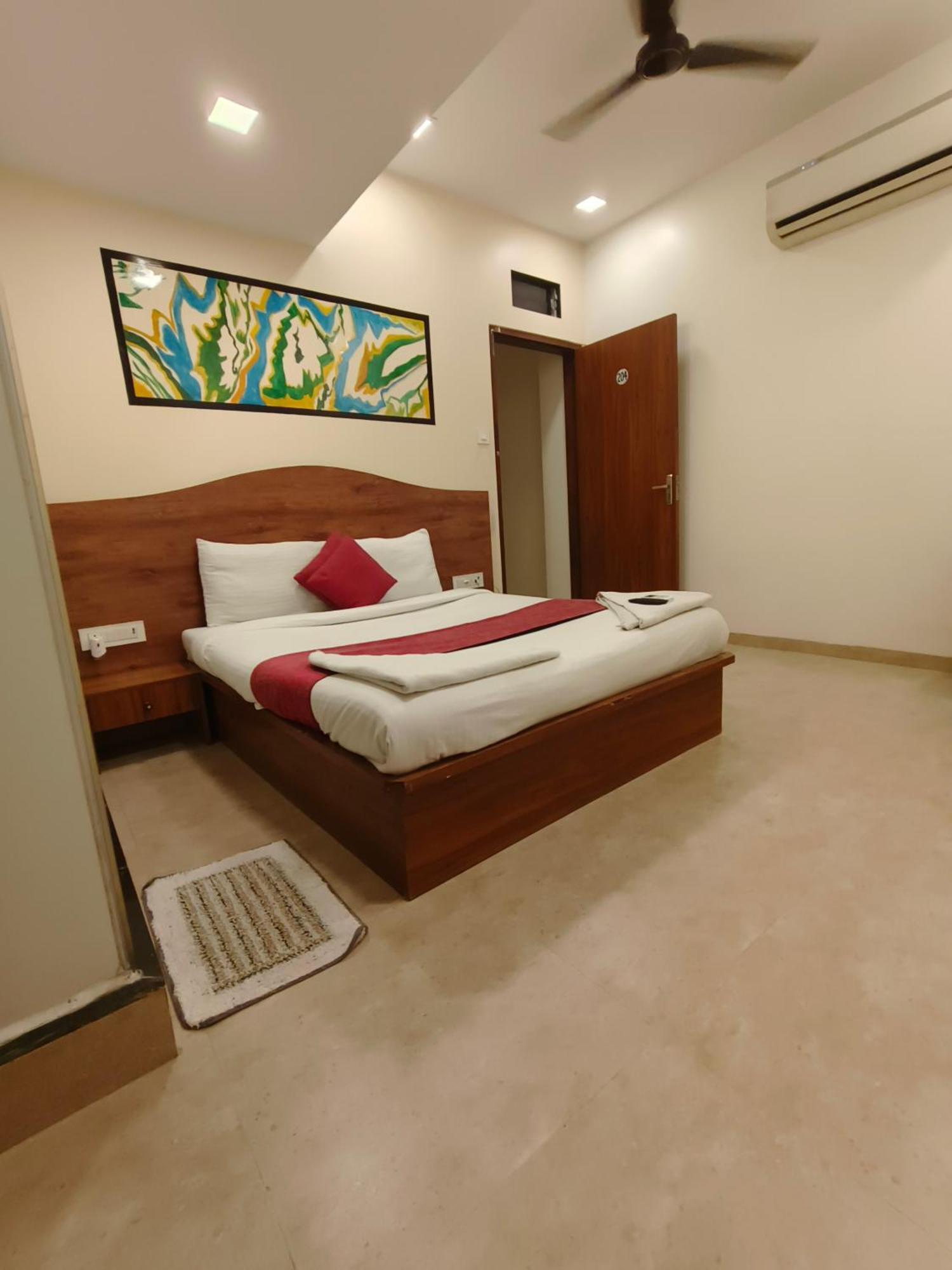 Hotel Beach Crown Juhu Mumbai Exterior photo