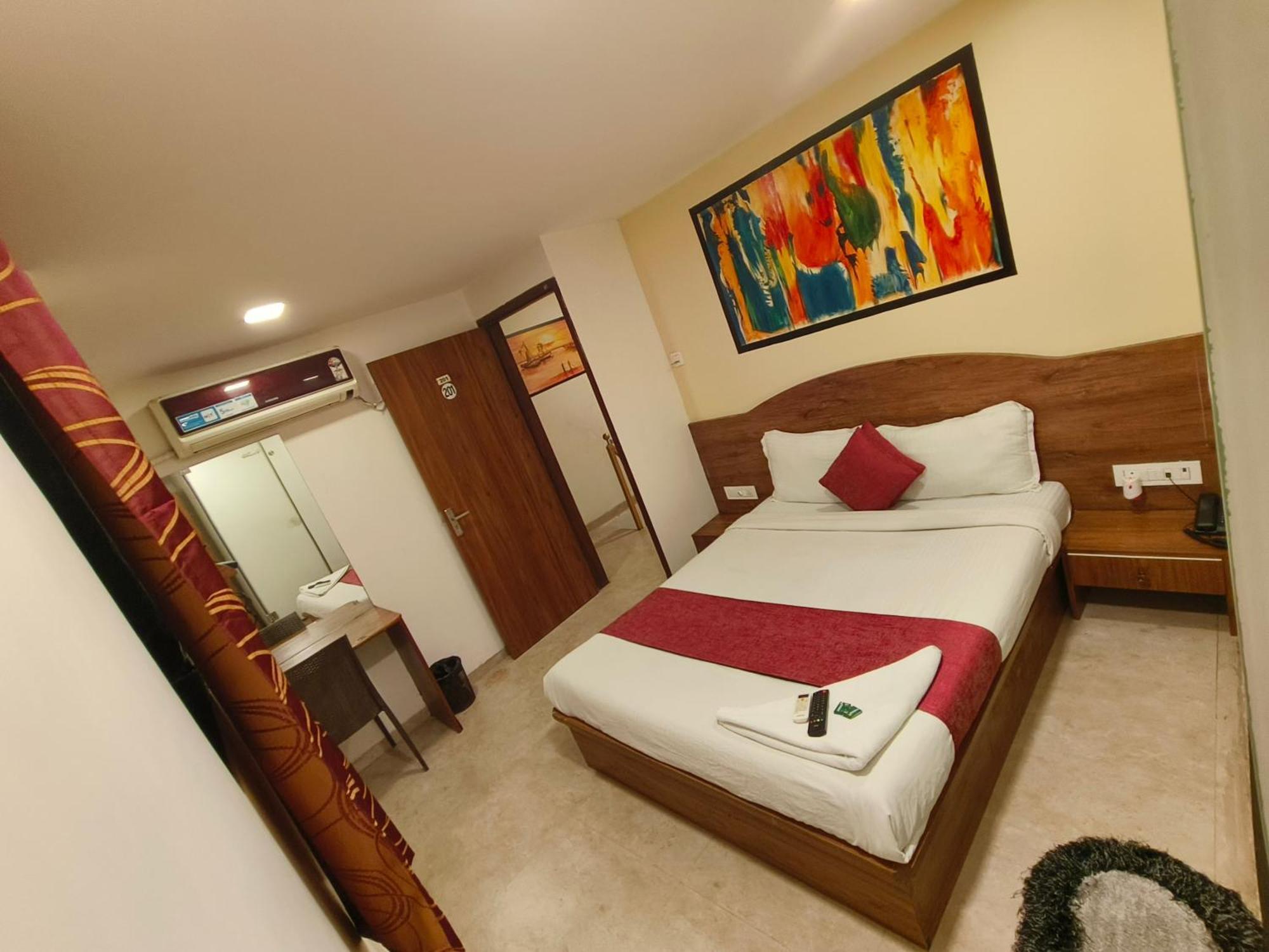 Hotel Beach Crown Juhu Mumbai Exterior photo