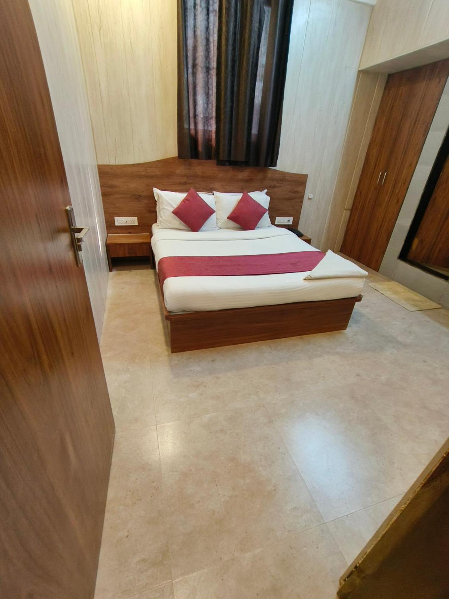 Hotel Beach Crown Juhu Mumbai Exterior photo