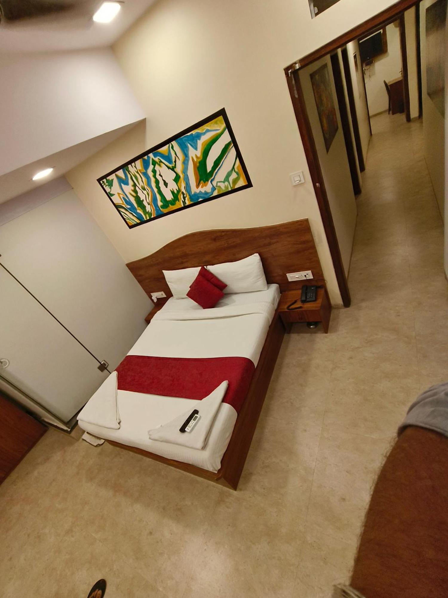 Hotel Beach Crown Juhu Mumbai Exterior photo