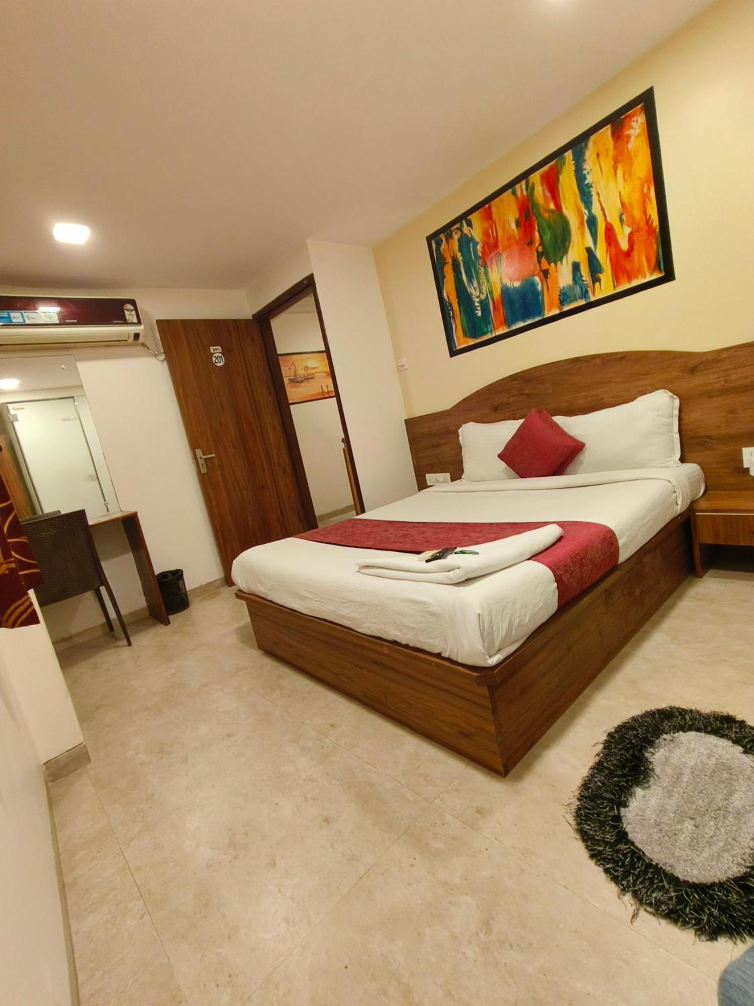 Hotel Beach Crown Juhu Mumbai Exterior photo