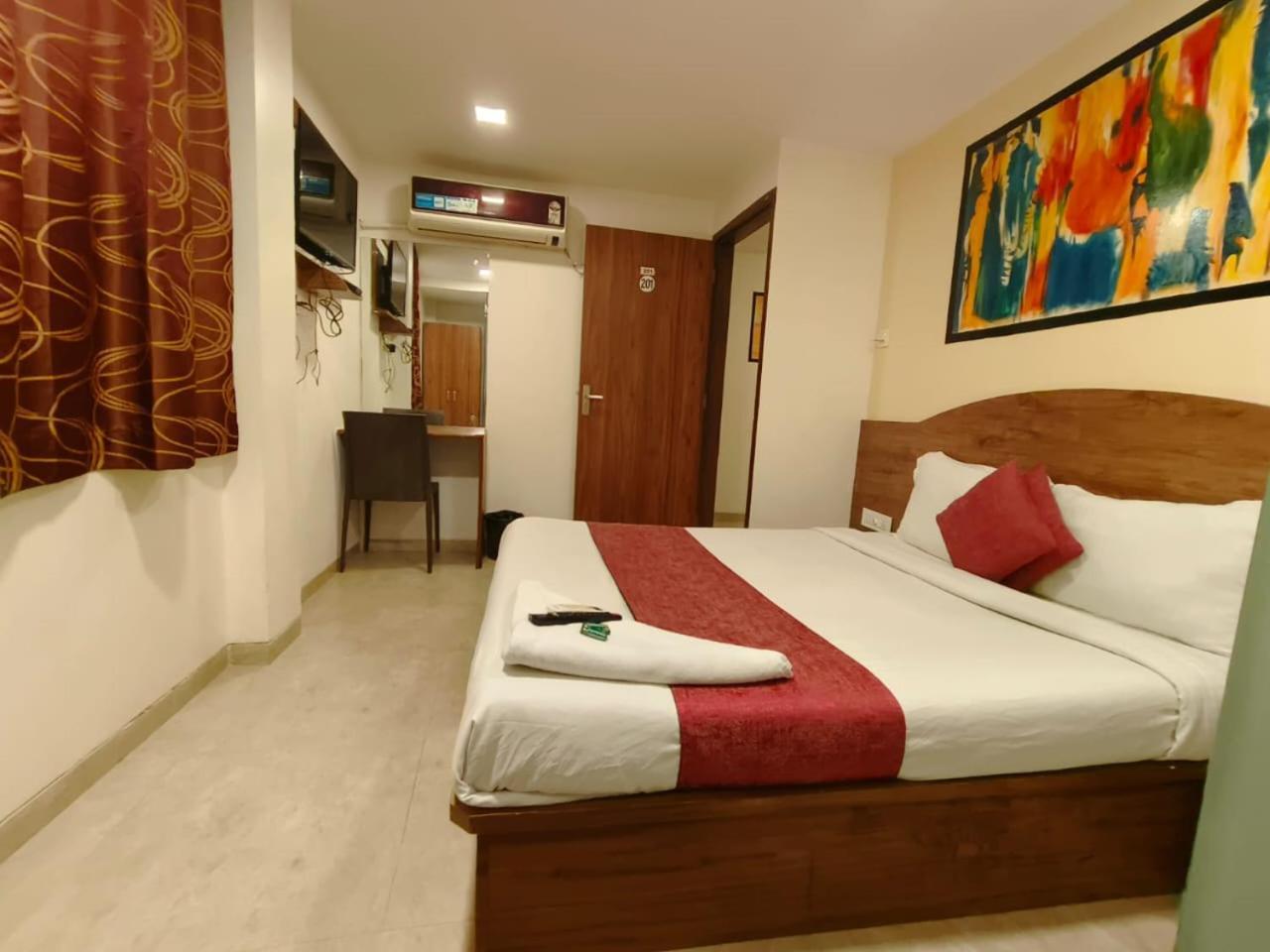 Hotel Beach Crown Juhu Mumbai Room photo