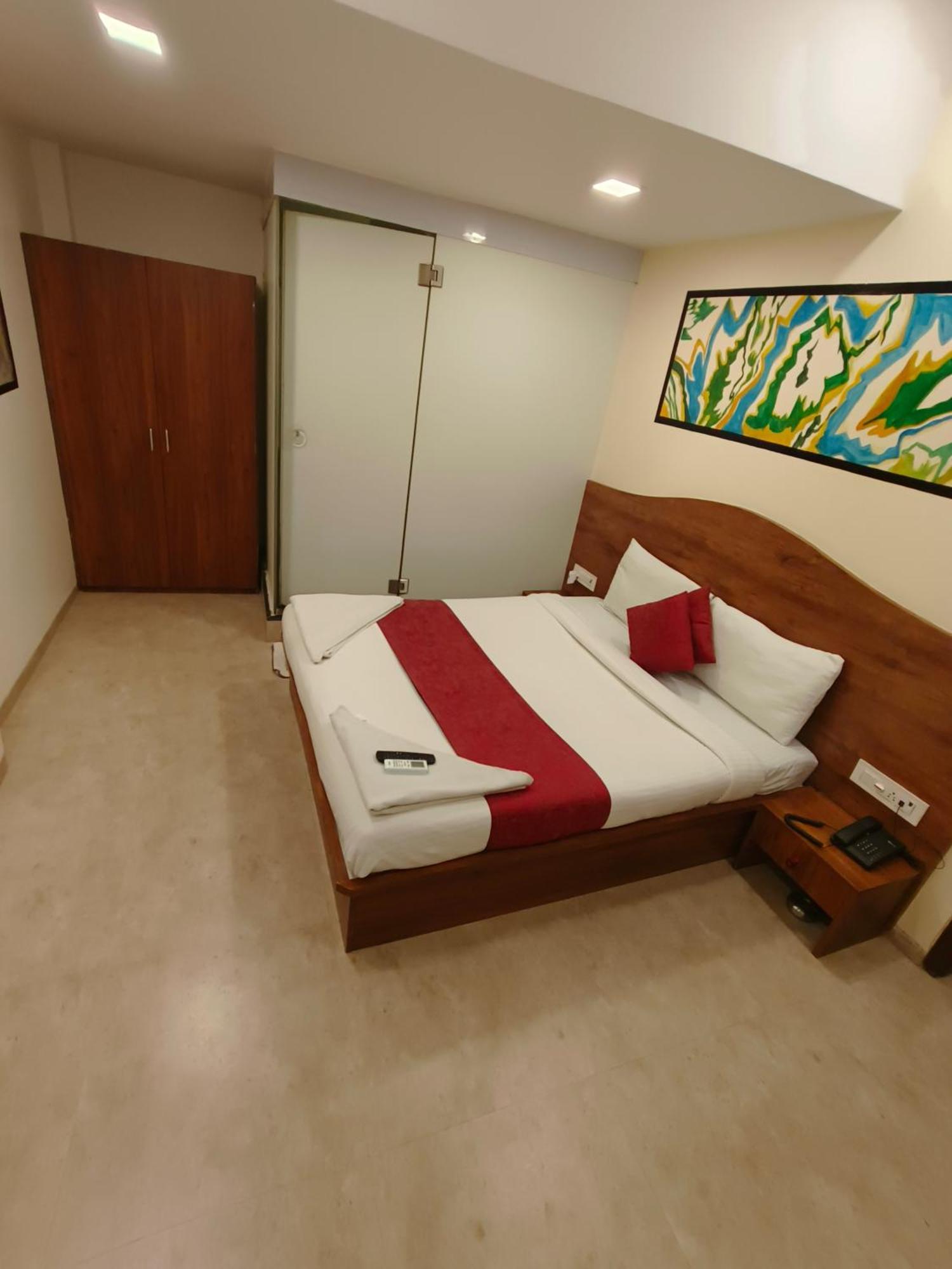 Hotel Beach Crown Juhu Mumbai Room photo